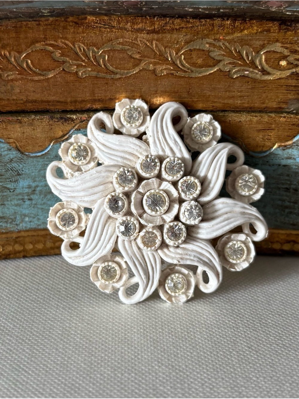 Vintage 1940s 50s Celluloid Wedding Cake Floral Featherlite Brooch